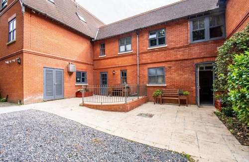 Yeovil Apartment | Sleek Studio: Gym Pass, Fast WiFi & Patio Seating