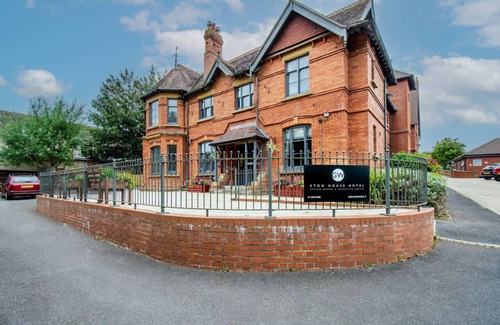 Yeovil Apartment | Sleek Studio: Gym Pass, Fast WiFi & Patio Seating