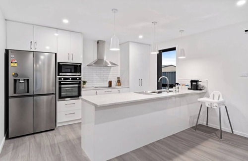 Shorewell Park House | Sleek & Stylish Family Retreat in Shorewell Park