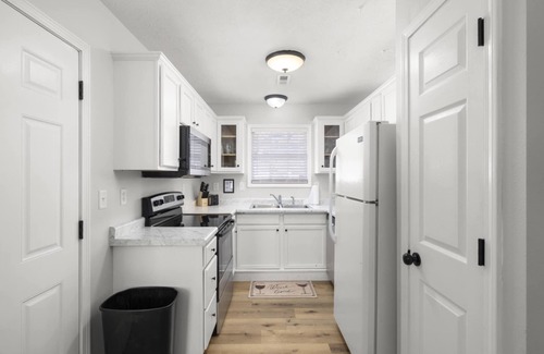 West Central House | Sleek & Stylish Retreat! Bass Pro, MSU, Downtown!