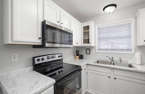 West Central House | Sleek & Stylish Retreat! Bass Pro, MSU, Downtown!