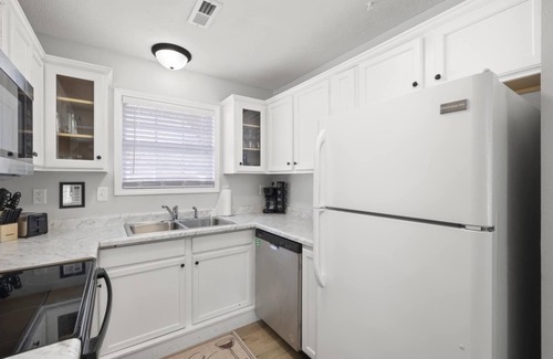 West Central House | Sleek & Stylish Retreat! Bass Pro, MSU, Downtown!