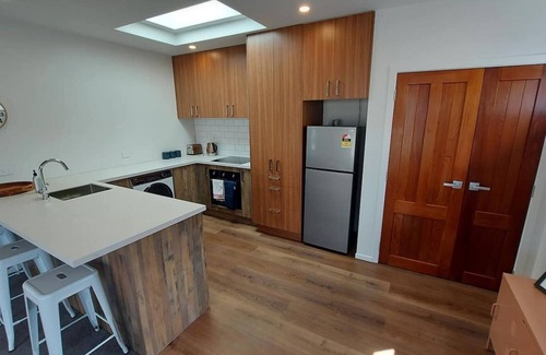 Saint Kilda Apartment | Sleek Suite by the Sand (1-bedroom)