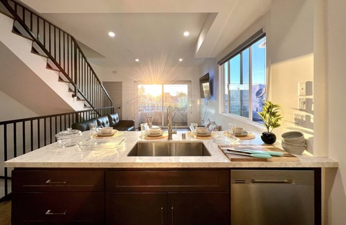 Pico-Union House | Sleek Townhouse Getaway + Private Rooftop Deck 🍹