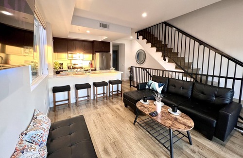 Pico-Union House | Sleek Townhouse Getaway + Private Rooftop Deck 🍹