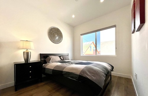 Pico-Union House | Sleek Townhouse Getaway + Private Rooftop Deck 🍹