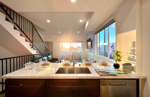 Pico-Union House | Sleek Townhouse Getaway + Private Rooftop Deck 🍹
