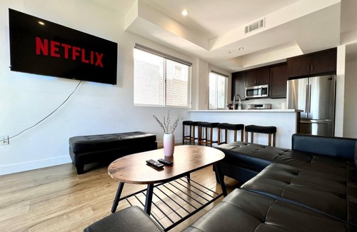 Pico-Union House | Sleek Townhouse Getaway + Private Rooftop Deck 🍹