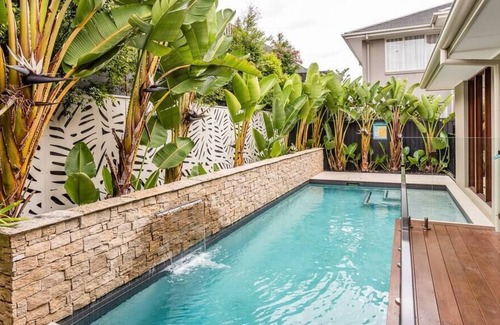 Bridgeman Downs House | Sleek Tropical Oasis / Bridgeman Downs
