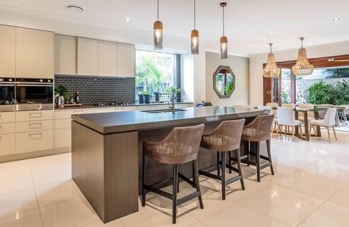 Bridgeman Downs House | Sleek Tropical Oasis / Bridgeman Downs