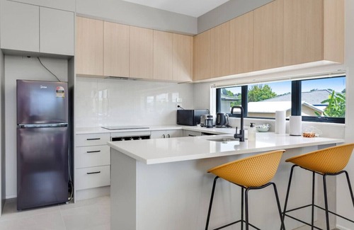 Massey Apartment | Sleek Vista Townhouse with Deck and Air-con
