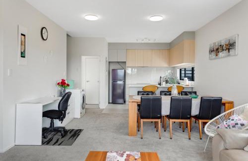 Massey Apartment | Sleek Vista Townhouse with deck and air-con