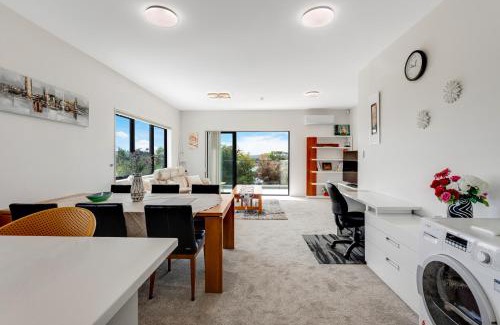 Massey Apartment | Sleek Vista Townhouse with deck and air-con