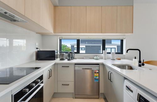 Massey Apartment | Sleek Vista Townhouse with deck and air-con