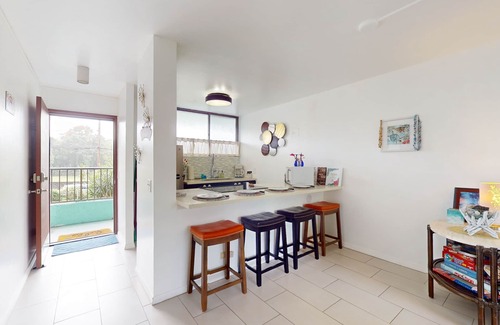 Hilo Condo | Sleek Waterfront Condo w/a Shared Pool, Fast WiFi, & a Full Kitchen