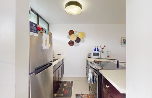 Hilo Condo | Sleek Waterfront Condo w/a Shared Pool, Fast WiFi, & a Full Kitchen