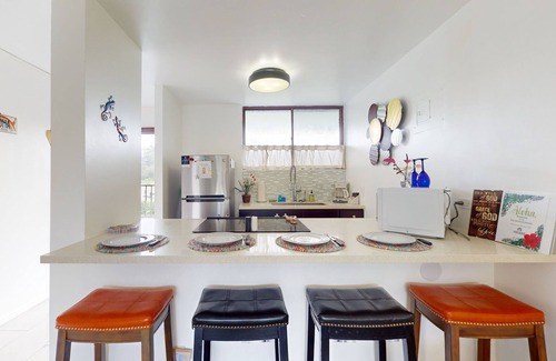 Hilo Condo | Sleek Waterfront Condo w/a Shared Pool, Fast WiFi, & a Full Kitchen