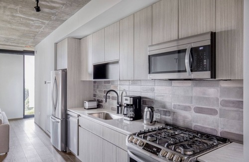 Near West Side Apartment | Sleek West Loop 1BR w/Dog Run & Gym, nr Union Park, by Blueground