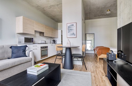 West Loop Gate Apartment | Sleek West Loop Studio w/Deck, Pool & Gym, 3 blocks to L, by Blueground