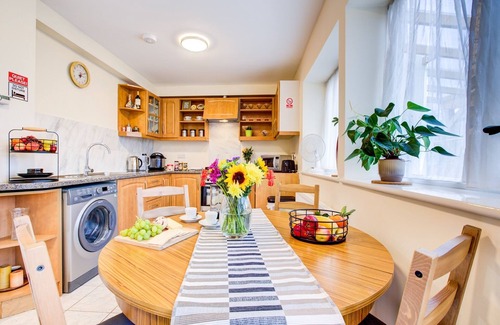 Ponders End Apartment | Sleep-2 Studio-Free Parking, Pet-Tottenham Stadium