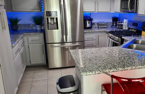 Sunrise Manor House | Sleep 24 Luxury Villa FREE Heated Pool & Game Roomn