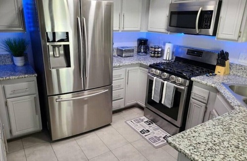 Sunrise Manor House | Sleep 24 Luxury Villa FREE Heated Pool & Game Roomn