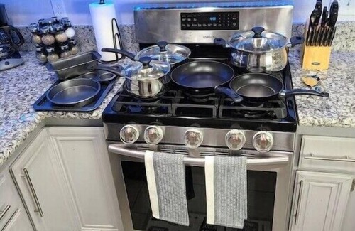 Sunrise Manor House | Sleep 24 Luxury Villa FREE Heated Pool & Game Roomn