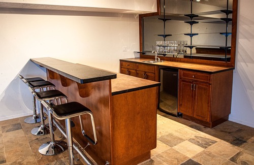 Upper Ten Oaks House | Sleep 50. Central. City view