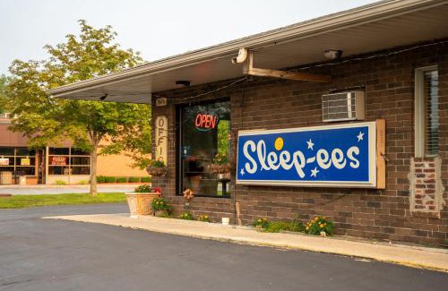 Shields Hotel | Sleep-ees Inn, Saginaw & Frankenmuth