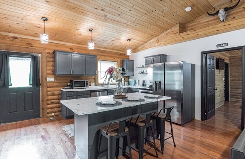 White Oak Cabin | Sleep Over Log Cabin, Swim Spa on 7 Acres