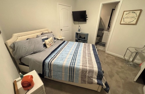 Montgomery House | Sleep up to 10 with 75" smart TV-Pool Table-Ping Pong table - Poker Table!