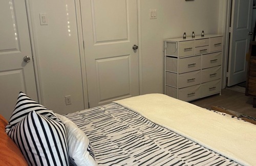 Montgomery House | Sleep up to 10 with 75" smart TV-Pool Table-Ping Pong table - Poker Table!