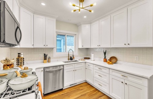 Brookfield House | Sleep10 + Brew Bar + Game RM + Walk2Train to CHI + Pets + 1 MI to Brookfield Zoo
