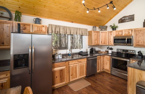 Fleetwood Cabin | Sleep6,Hottub,Firepit & Wood,Private, Views, 30mins from App Ski Reduced Rates!