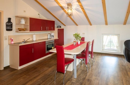 Burg Apartment | Sleeping in the wine barrel 1, bedroom, living room/kitchenette, shower/WC - Fruit dreams Sleeping