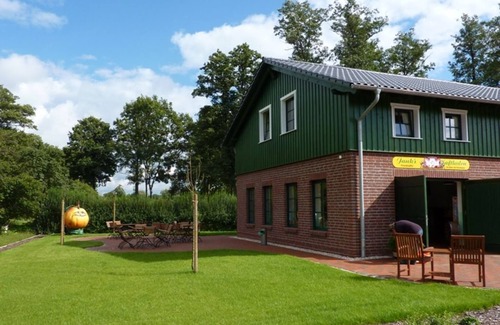 Burg Apartment | Sleeping in the wine barrel 1, bedroom, living room/kitchenette, shower/WC - Fruit dreams Sleeping
