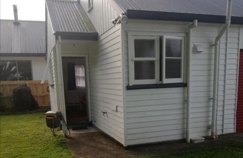 Hamilton Apartment | Sleepout with bathroom and mini kitchenette