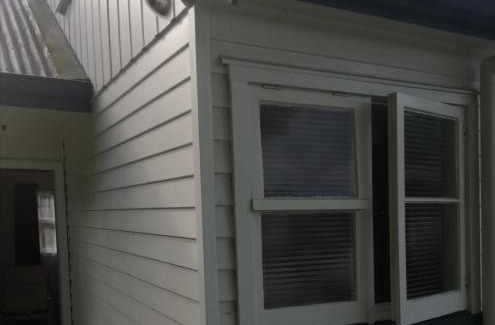 Hamilton Apartment | Sleepout with bathroom and mini kitchenette