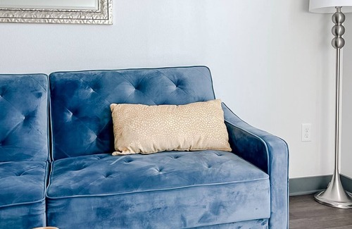 Des Moines Apartment | Sleepover: Dashing 1BD/1BA + High Ceilings - Des Moines
