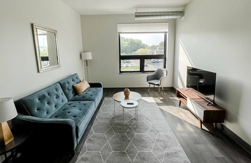 Des Moines Apartment | Sleepover: Dashing 1BD/1BA + High Ceilings - Des Moines