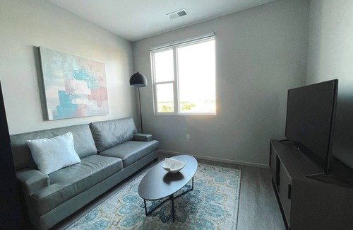 NoDo District Apartment | Sleepover: Desirable 1BD/1BA + Gym- Downtown Omahan