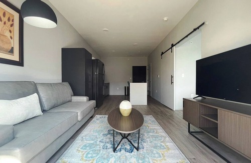 NoDo District Apartment | Sleepover: Prime 1BD/1BA + Gym - Downtown Omahan