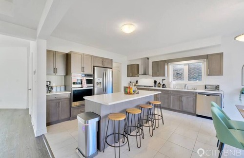 Thorold House | Sleeps 10 | 22min to Niagara | Pool table
