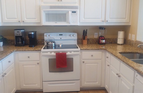 Morgantown House | Sleeps 10, 3 King/2 Bunks, Steps to Beach, Full Week Discount, Pickleball Court