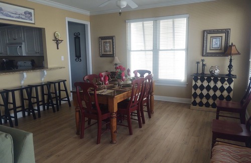 Morgantown House | Sleeps 10, 3 King/2 Bunks, Steps to Beach, Full Week Discount, Pickleball Court