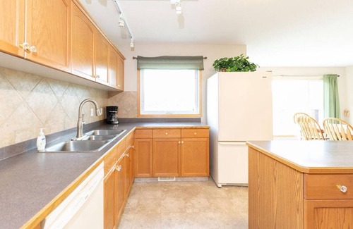 Division No. 3 House | Sleeps 10-5 mins from Waterton Entrance-WCV A