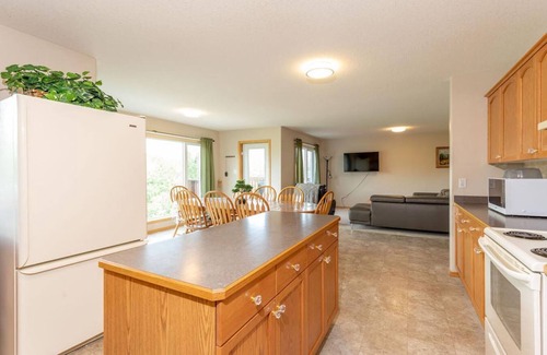 Division No. 3 House | Sleeps 10-5 mins from Waterton Entrance-WCV A
