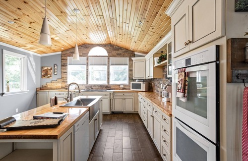 Westfield House | Sleeps 10+/Batting Cage/Theater!