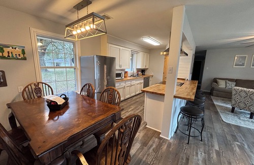 Monroe House | Sleeps 10. Bayou Front Home close to ULM, Sports Complexes, Airport and I-20.