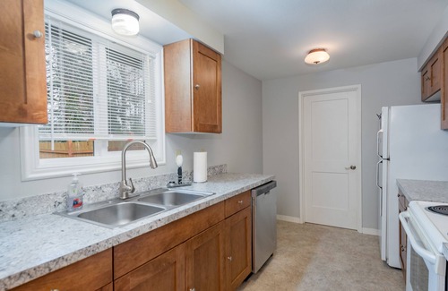 Bellingham House | Sleeps 10, Close to Airport, Peace Health, Waterfront, WWU & WCC